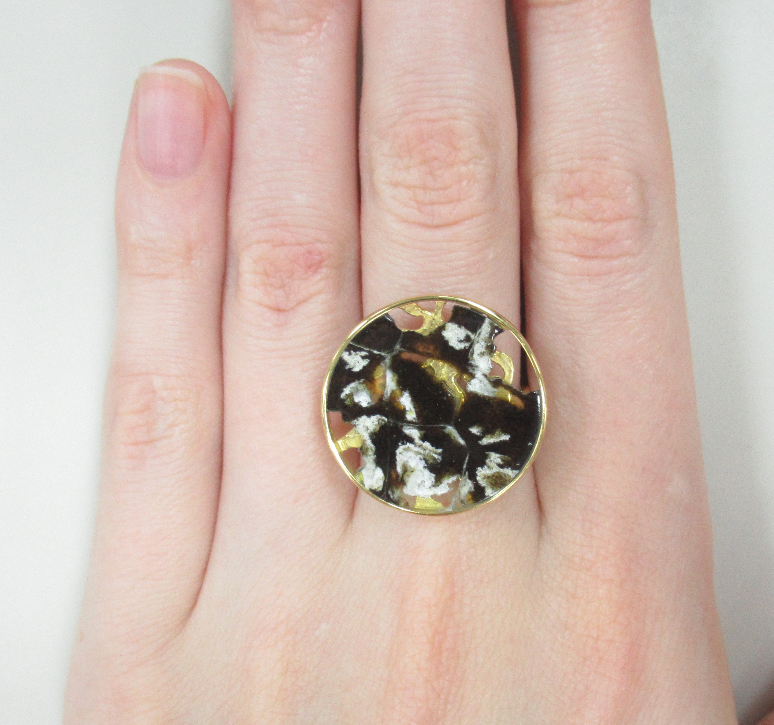 Серебряное кольцо с янтарем